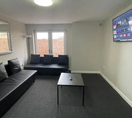 Ryan I Air I Bnb - 102 Mill Street - Free Parking-3
